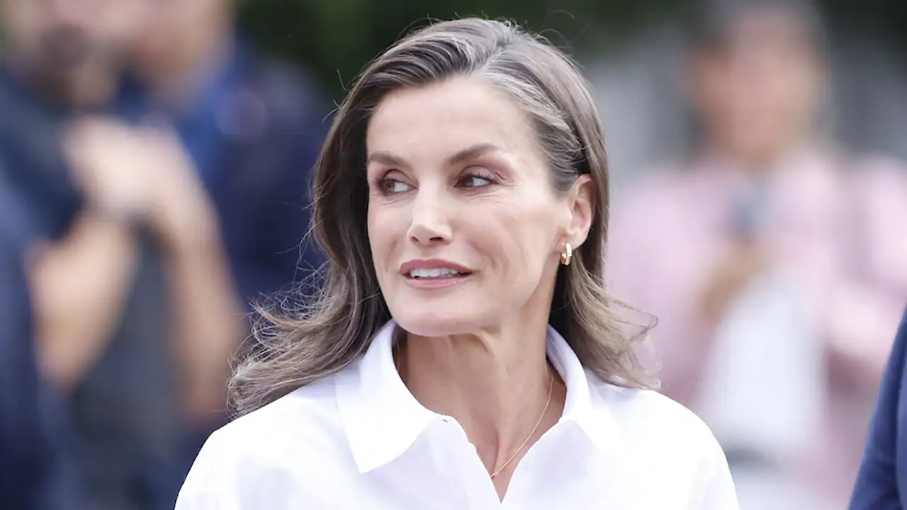 La Reina Letizia arranca el curso escolar en Oviedo con un look lleno de básicos: camisa blanca, pantalón de botones y merceditas