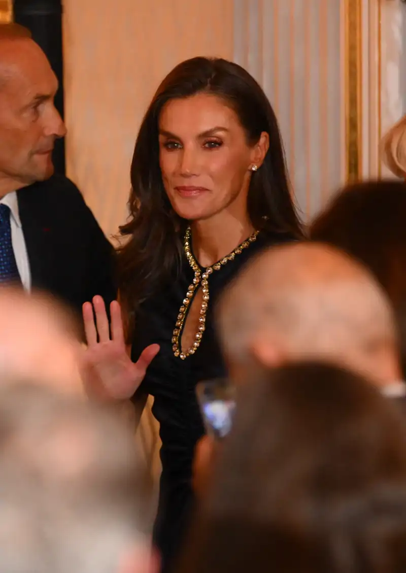La Reina Letizia en la recepción en la Embajada de Francia en España