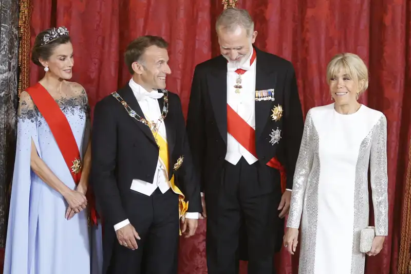 Los Reyes Felipe VI y Letizia, junto a los Macron, en la tradicional cena de gala.