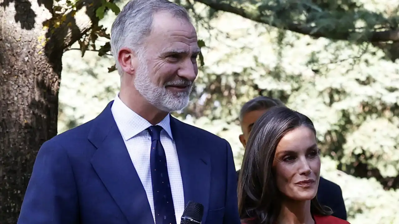Los Reyes Felipe y Letizia antes de reunirse con los jugadores de la Selección Española