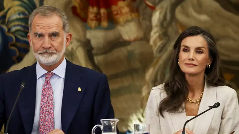 Los Reyes Felipe y Letizia con gesto serio en un acto oficial