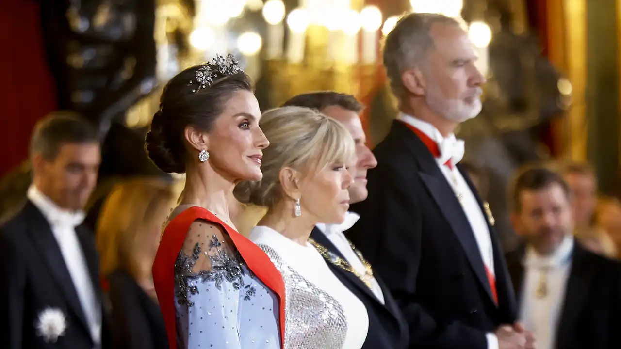 La Reina Letizia en la cena de gala del Palacio Real junto al Rey Felipe, Brigitte y Emmanuel Macron