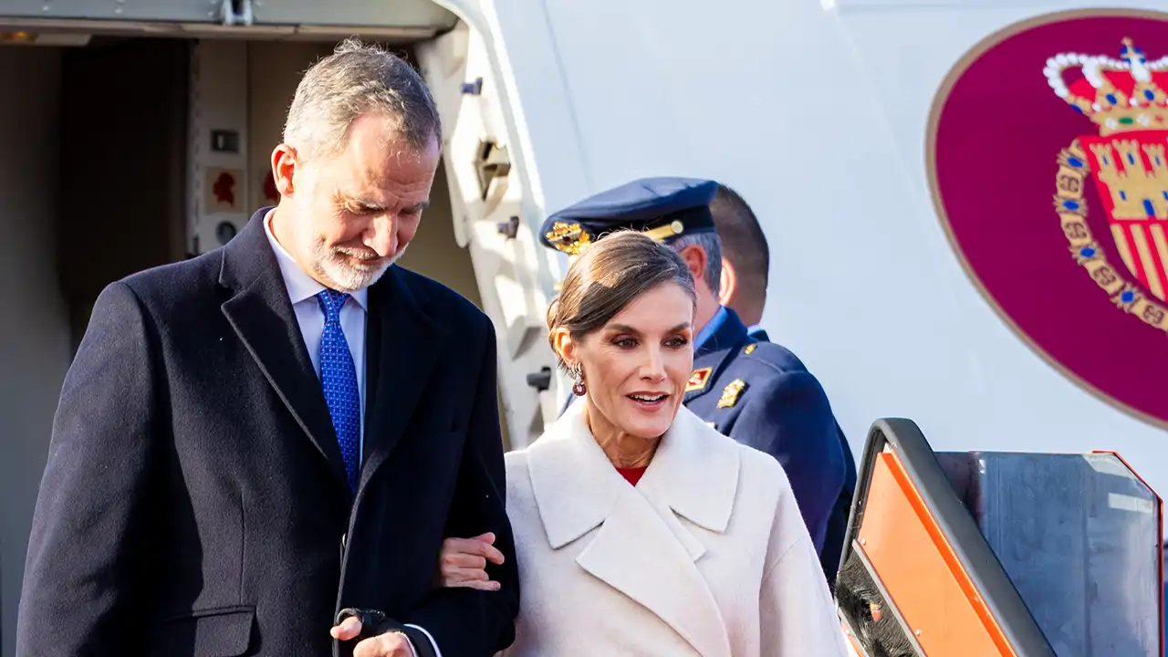 Los Reyes Felipe y Letizia bajándose del Falcon 900 en uno de sus viajes de Estado