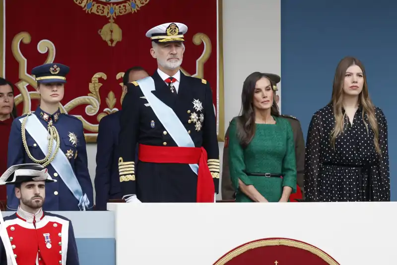Sus Majestades los Reyes Felipe VI y Letizia junto a sus hijas el Día de la Hispanidad, en 2025.