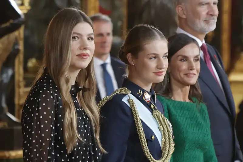 La Princesa Leonor junto a la Infanta Sofía y la Reina Letizia en el Palacio Real con motivo del 12 de octubre de 2025