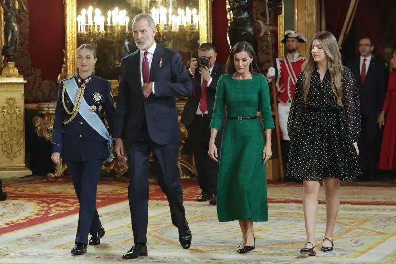 Los Reyes Felipe y Letizia junto a sus hijas en la recepción del 12 de octubre de 2025