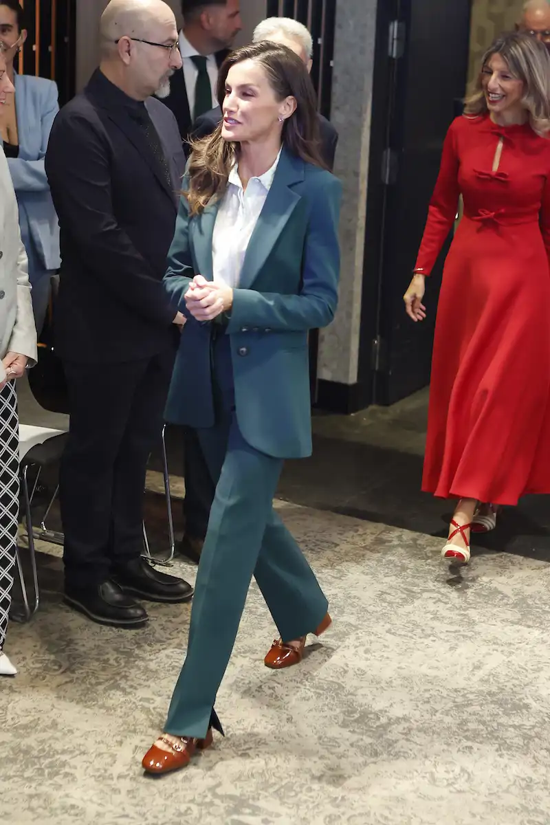 El traje verde bosque de Carolina Herrera de la Reina Letizia para su cita con la Salud Mental.