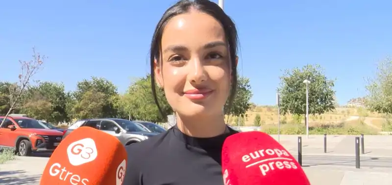 Julia Janeiro atiende a unos reporteros en plena calle