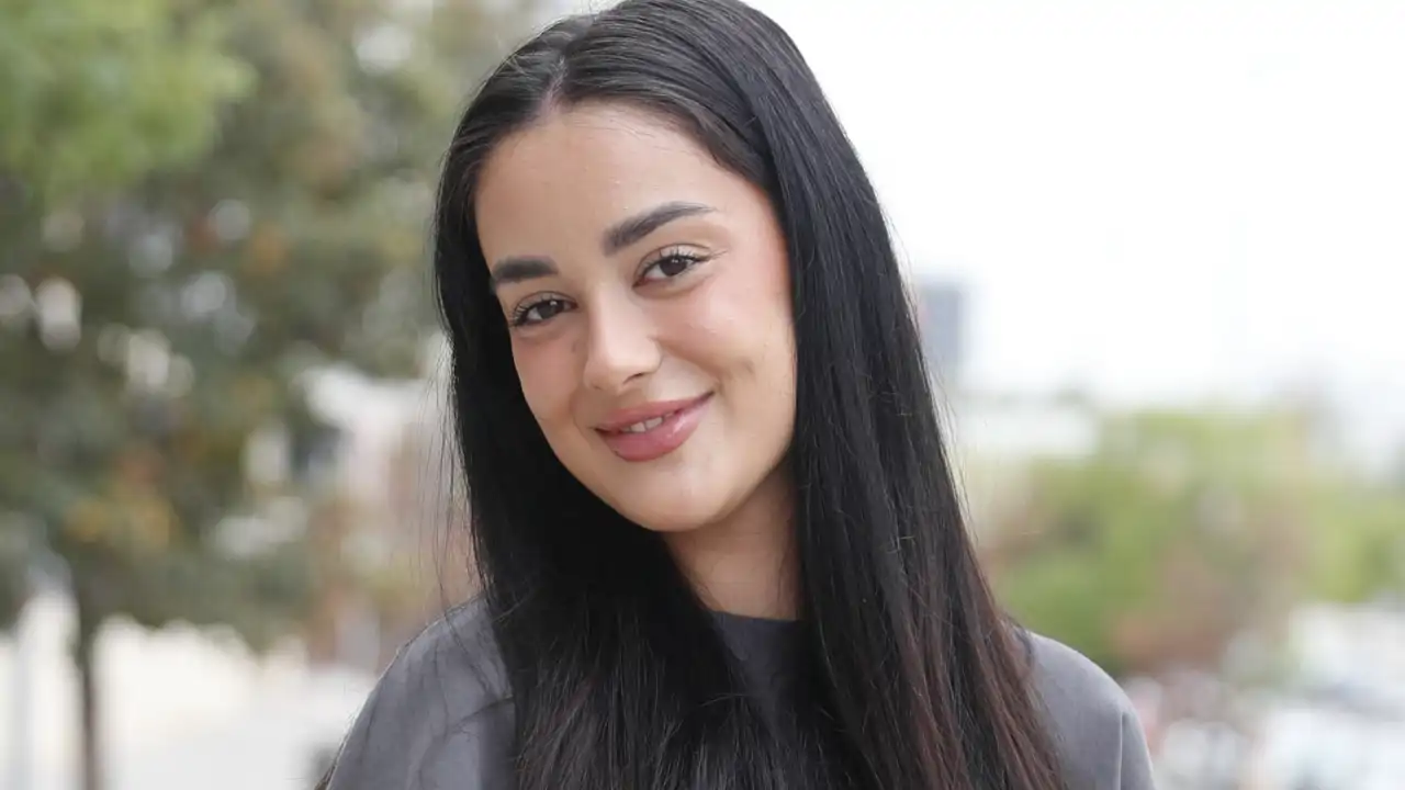 Julia Janeiro, hija de Jesús Janeiro y María José Campanario, muy sonriente posa ante los fotógrafos