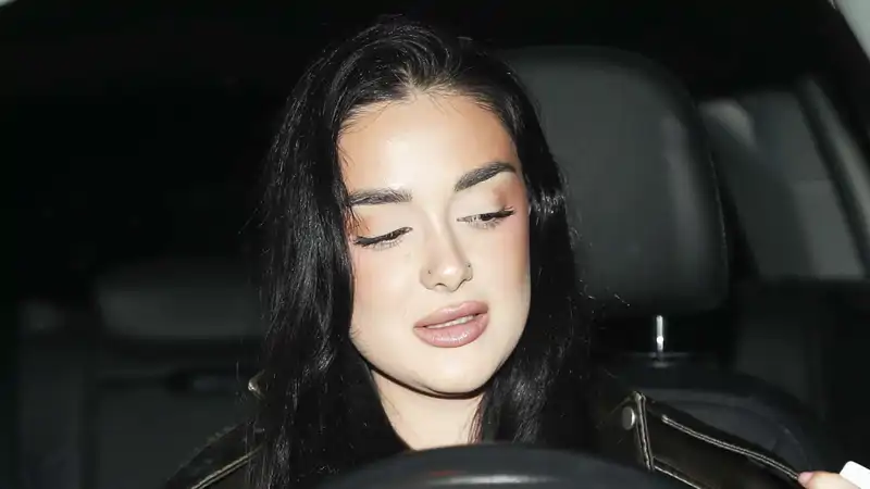 Julia Janeiro subida a un coche