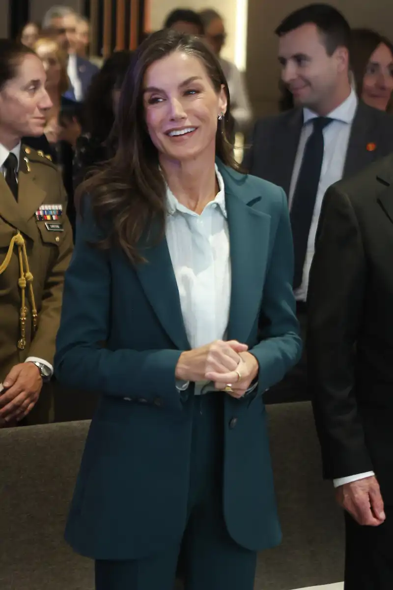 La Reina Letizia preside el Día Mundial de la Salud Mental 2026 con un traje verde de Carolina Herrera y las bailarinas color canela ahora rebajadas en la web