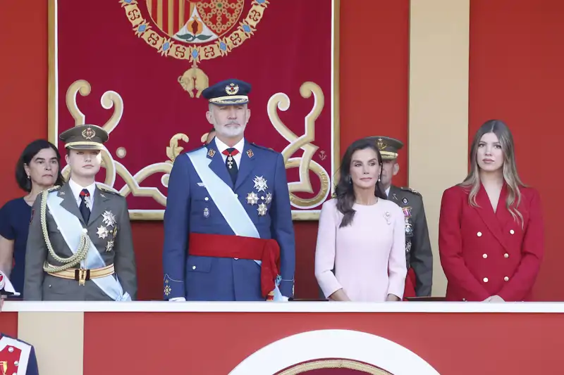 La Reina Letizia rescata su vestido rosa más viajero en el desfile del 12 de octubre: plano, con vuelo y de confección impoluta