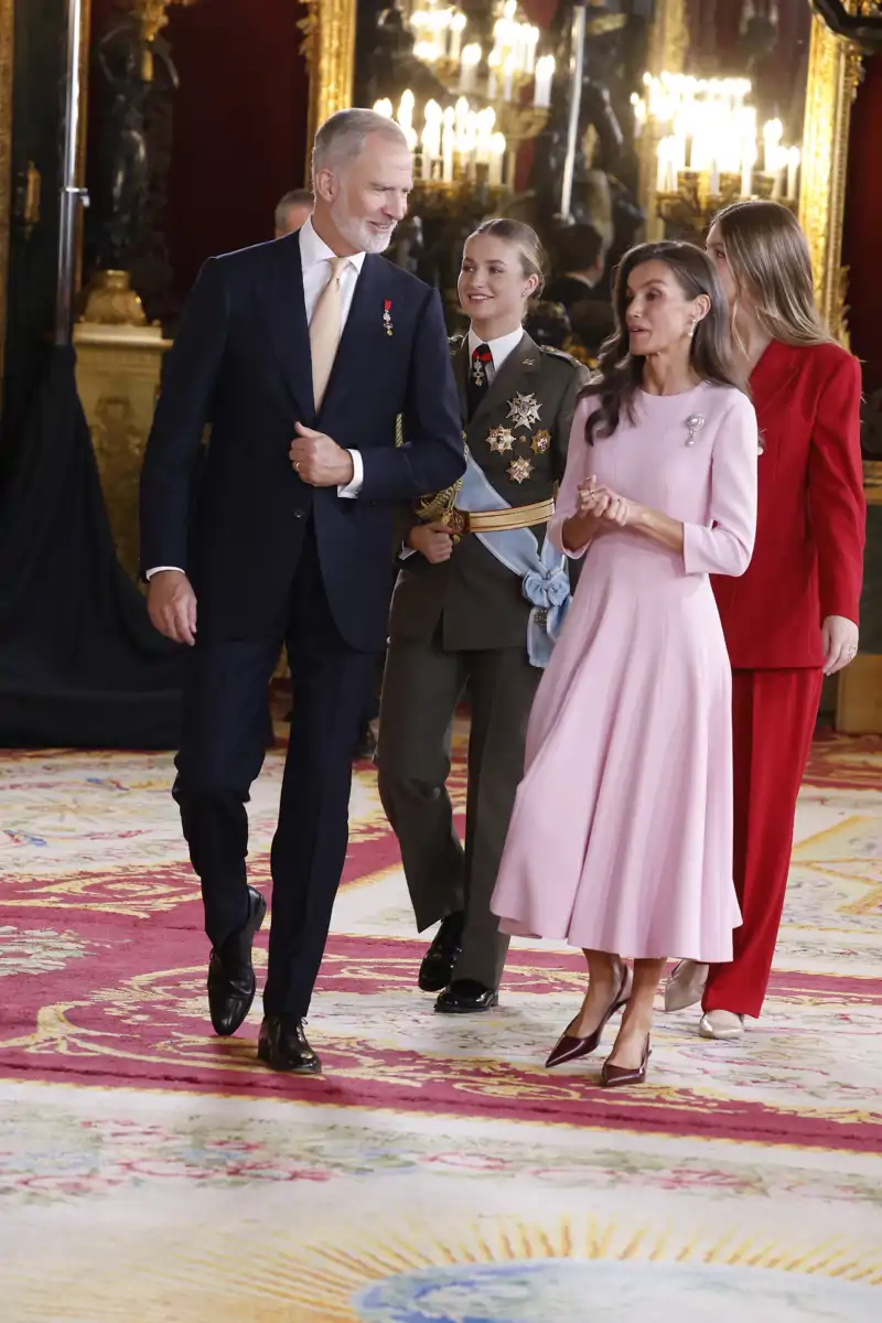 Los reyes Felipe y Letizia, la princesa Leonor y la infanta Sofía, muy cómplices en la recepción en el Palacio Real