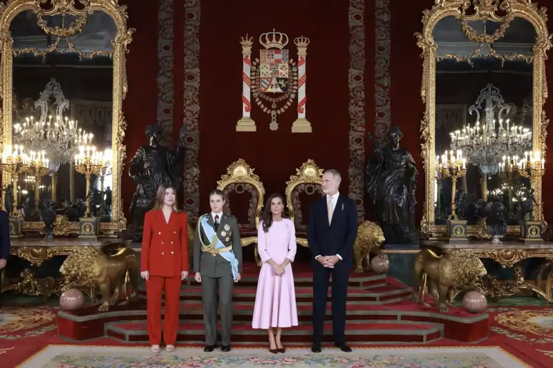 Los Reyes junto a sus hijas en la recepción del 12 de octubre.