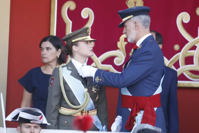 El Rey Felipe recoloca el Toisón de Oro a la Princesa Leonor