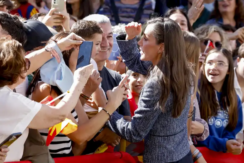 La Reina Letizia buscando el micrófono de 'Y ahora Sonsoles' en Ceuta