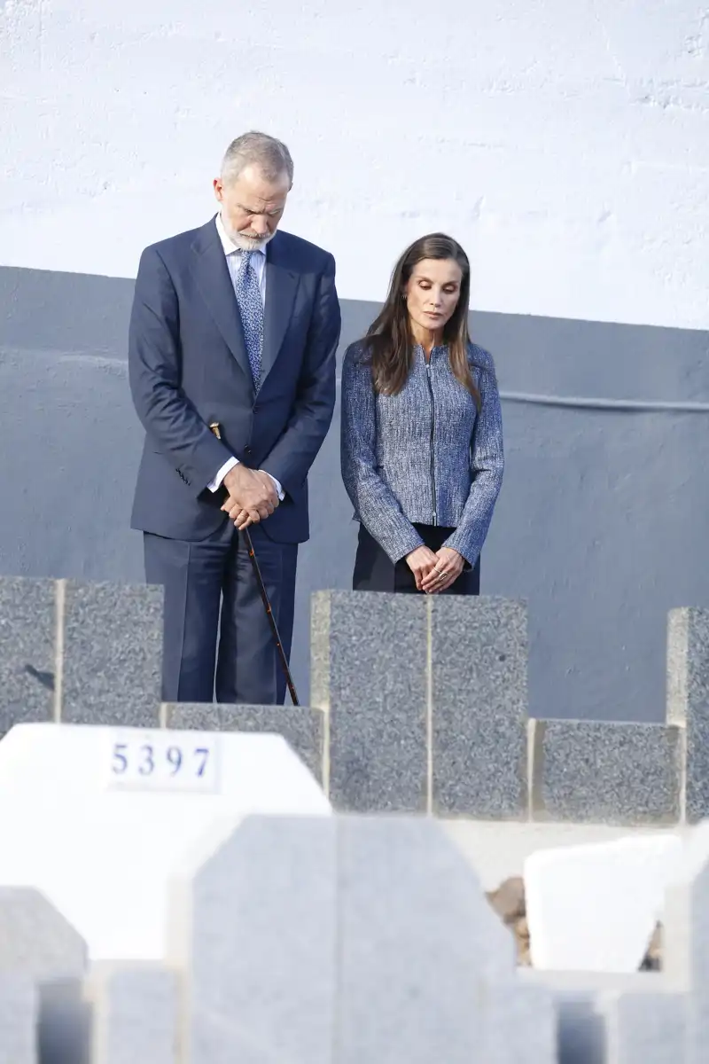 Los Reyes Felipe VI y Letizia visitan el cementerio de Sidi Embarek