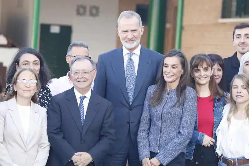 Los Reyes Felipe y Letizia junto a los profesores del colegio Vicente Aleixandre