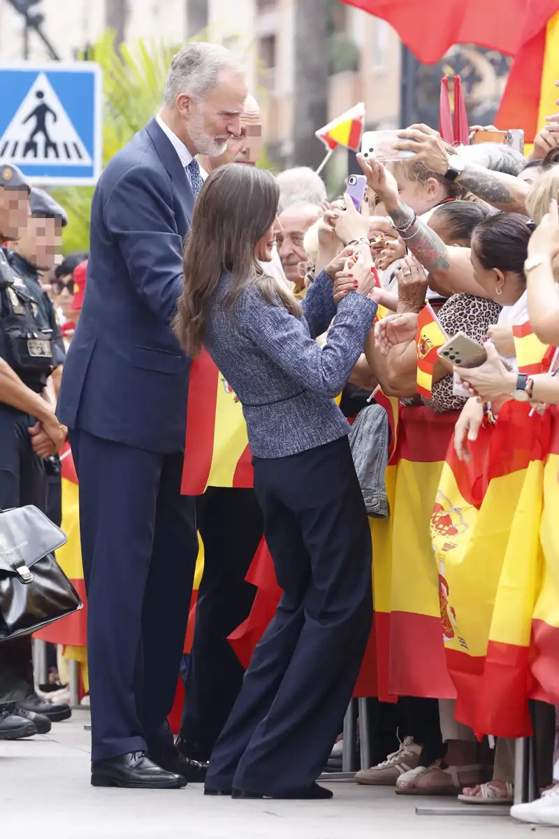 Los Reyes saludan a los vecinos de Ceuta
