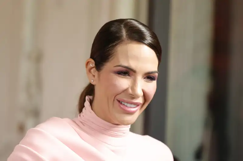 Tamara Gorro, sonriente y atendiendo a la prensa en un evento vestida de rosa