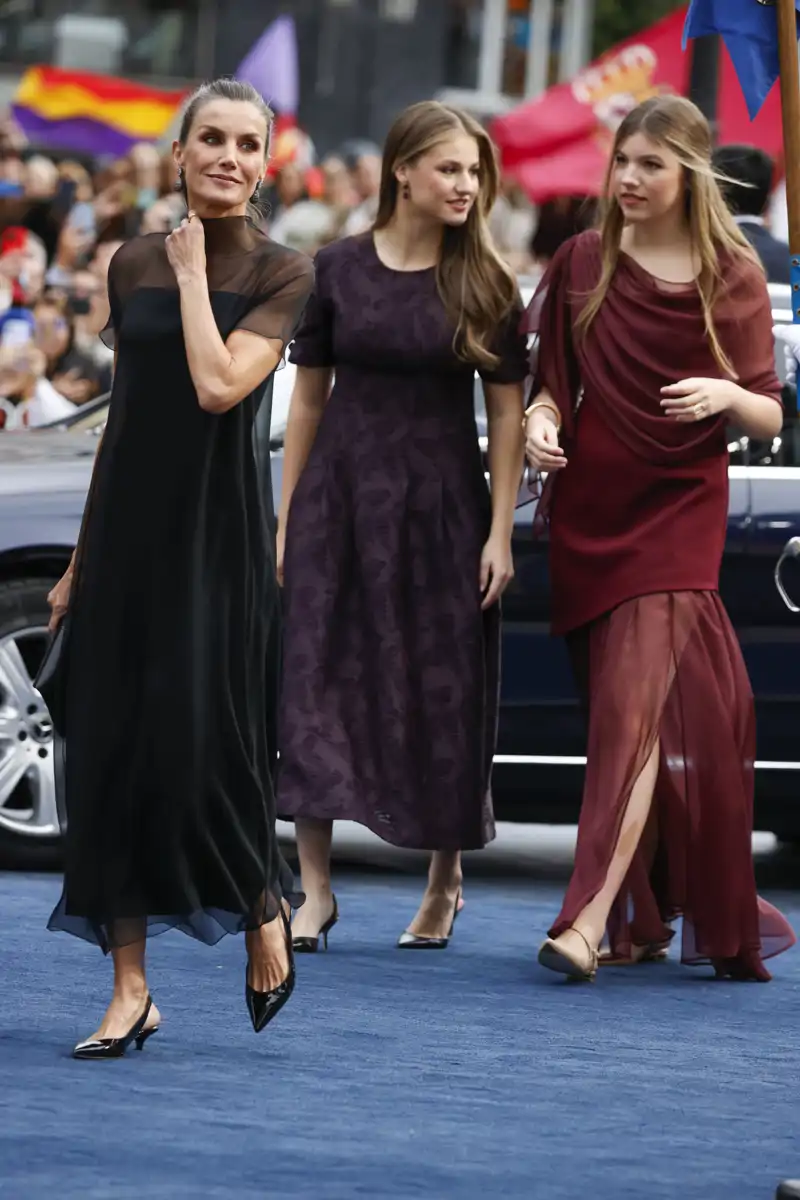La Reina Letizia, acompañada de sus dos hijas, la Princesa Leonor y la Infanta Sofía, durante la ceremonia de entrega de los Premios Princesa de Asturias