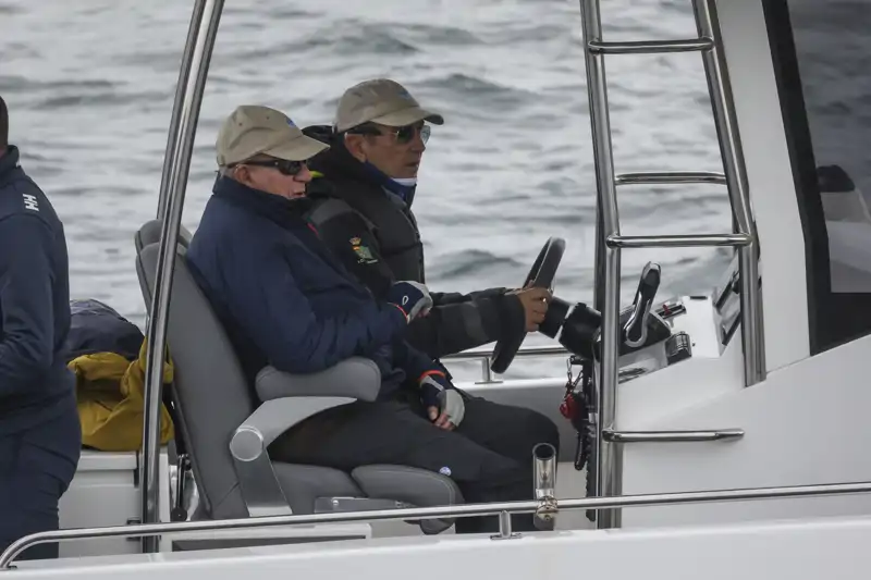 El Rey Juan Carlos sale a navegar en su paso por Sanxenxo