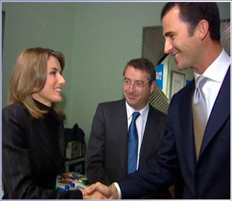 Letizia saludando al entonces Príncipe Felipe cuando no se sabía su relación