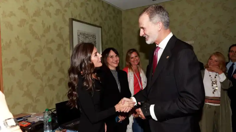 Los Reyes Felipe y Letizia recrean su romántica foto 20 años después