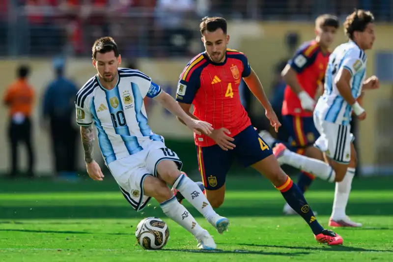 Eric García jugando contra Leo Messi durante la gran final del Mundial 2026
