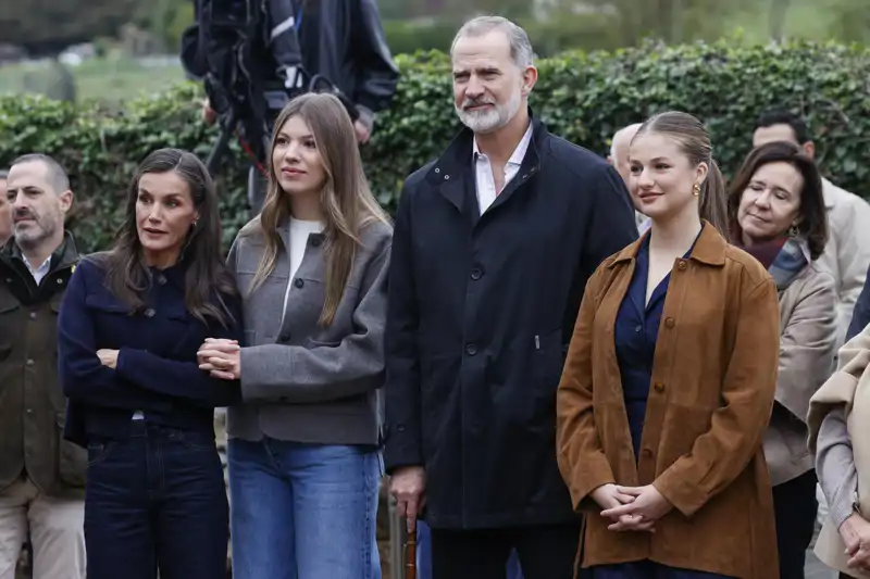 Los Reyes Felipe y Letizia, la Princesa Leonor y la Infanta Sofia, muy sonrientes en Valdesoto