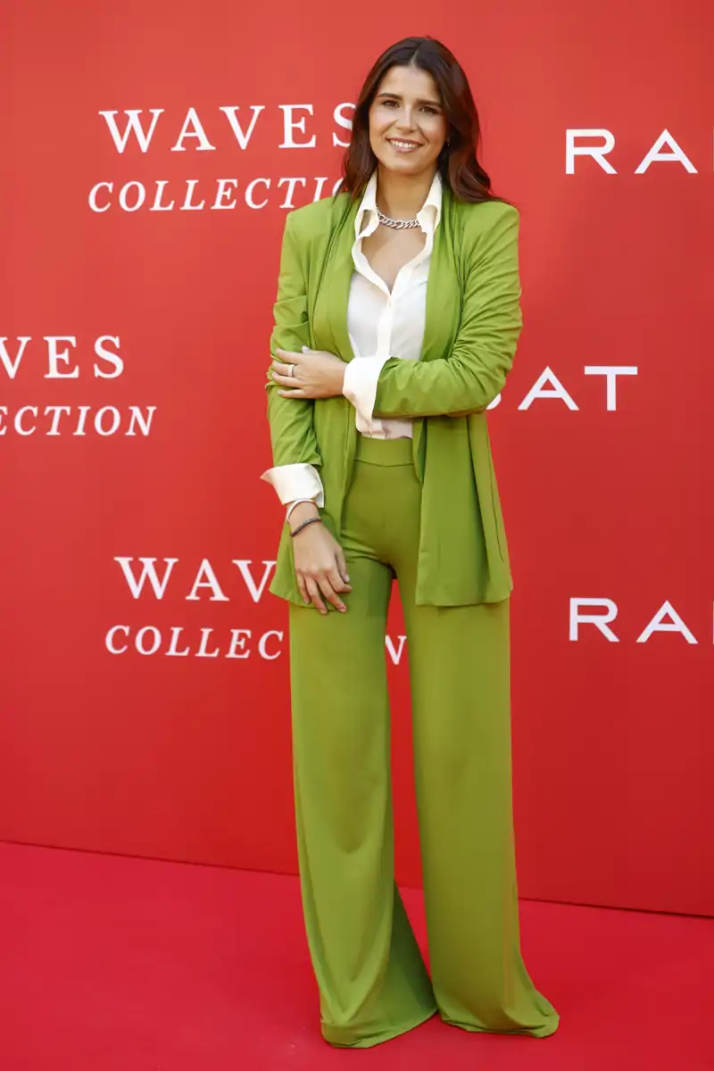 Tana Rivera elige un elegante traje en color verde para posar durante un evento de Rabat