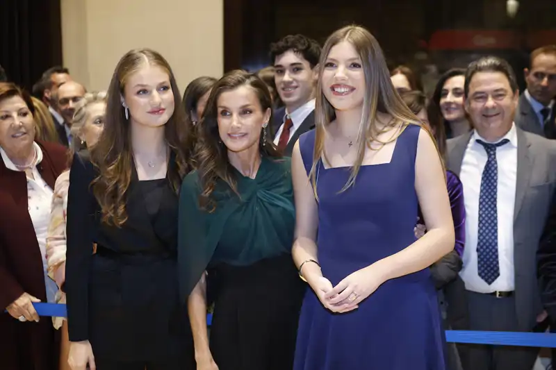 La Reina Letizia junto a sus hijas.