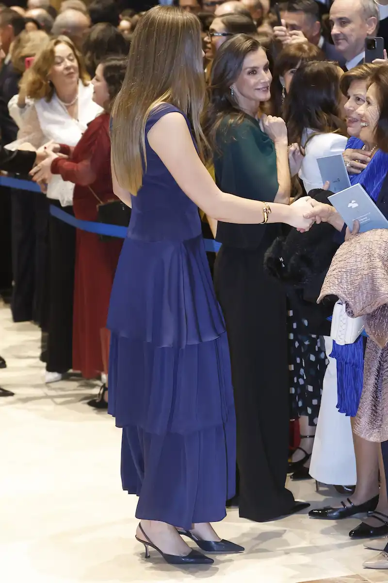 La Reina Letizia y la Infanta Sofía saludan a los presentes.