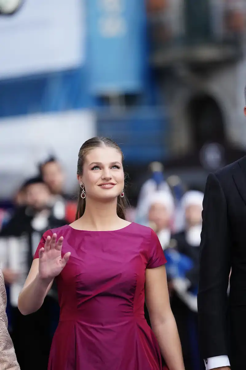 La Princesa Leonor se la juega con un vestido midi tornasolado de Hannibal Laguna en los Premios Princesa de Asturias 2026