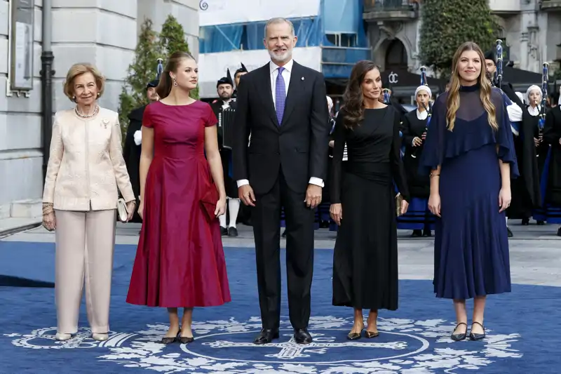Los Reyes junto a sus hijas y la emérita en los Premios Princesa de Asturias 2026