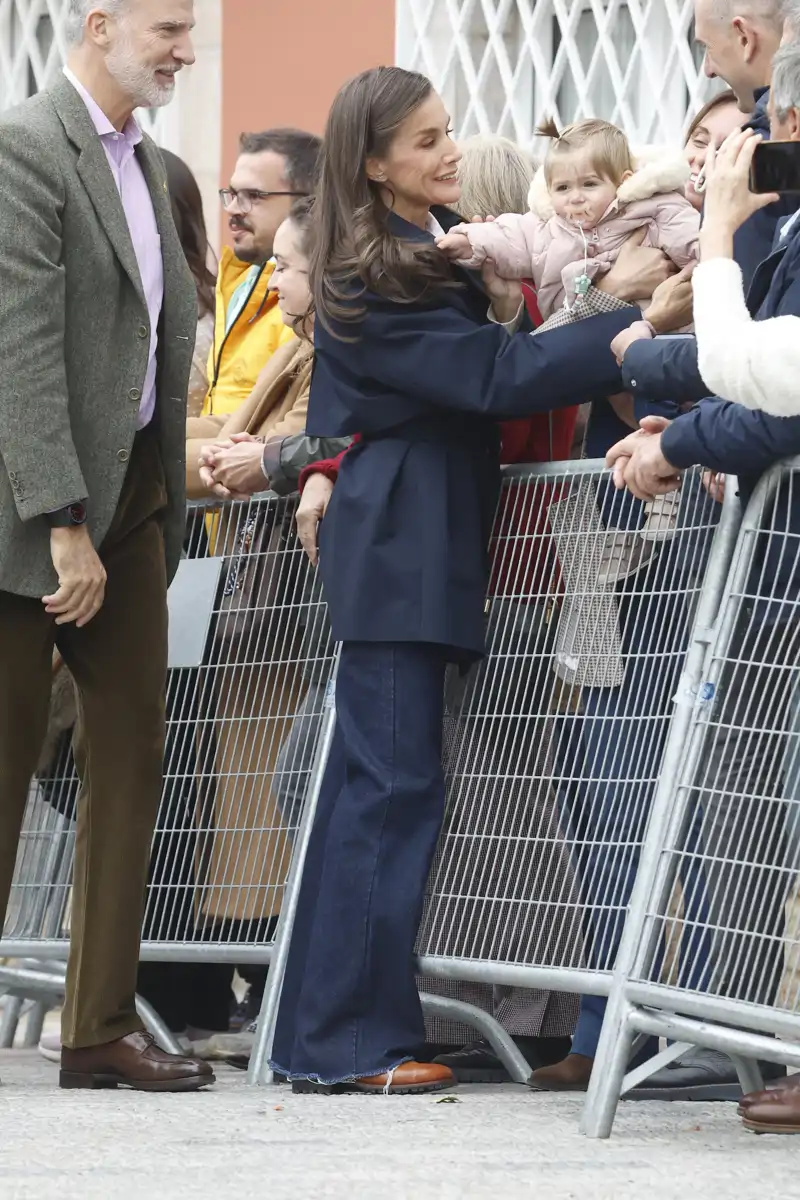 La Reina Letizia con una bebé en el Pueblo Ejemplar 2026