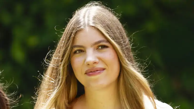La Infanta Sofía con una ligera sonrisa en un acto oficial