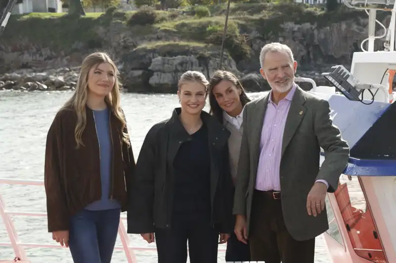 Los Reyes Felipe y Letizia y sus hijas, la Princesa Leonor y la Infanta Sofía, en Llanes con motivo del Premio al Pueblo Ejemplar 2026