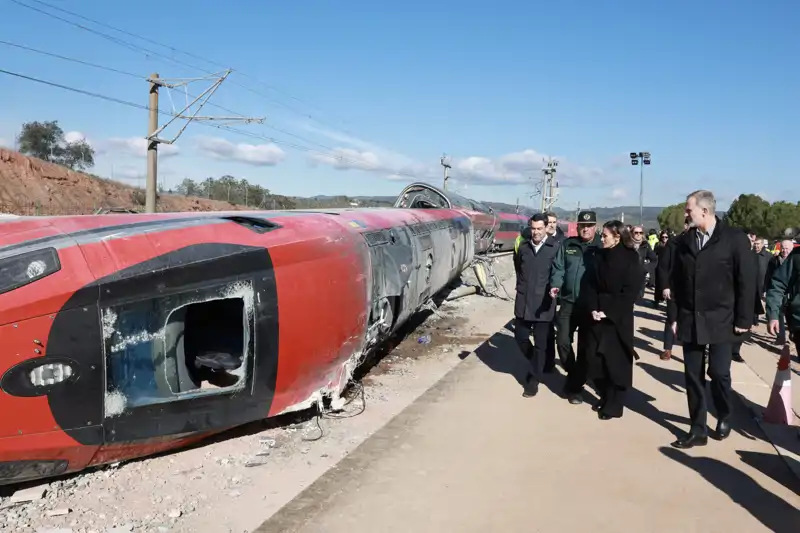 Los Reyes visitan el accidente ferroviario de Adamuz