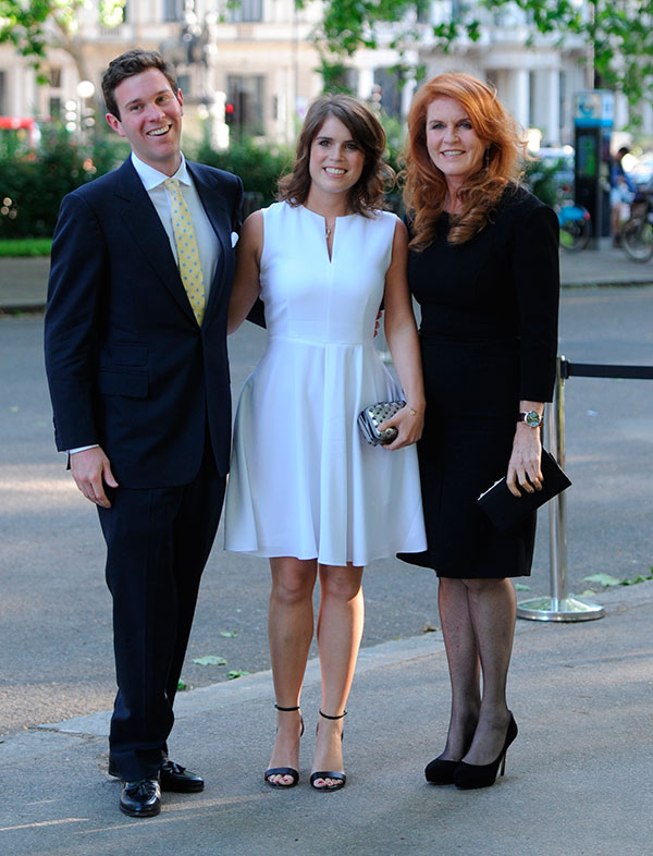 Jack Brooksbank, con su novia Eugenia de York y su futura suegra, Sarah Ferguson en Londres, Reino Unido Cuándo: 10 de junio 2014