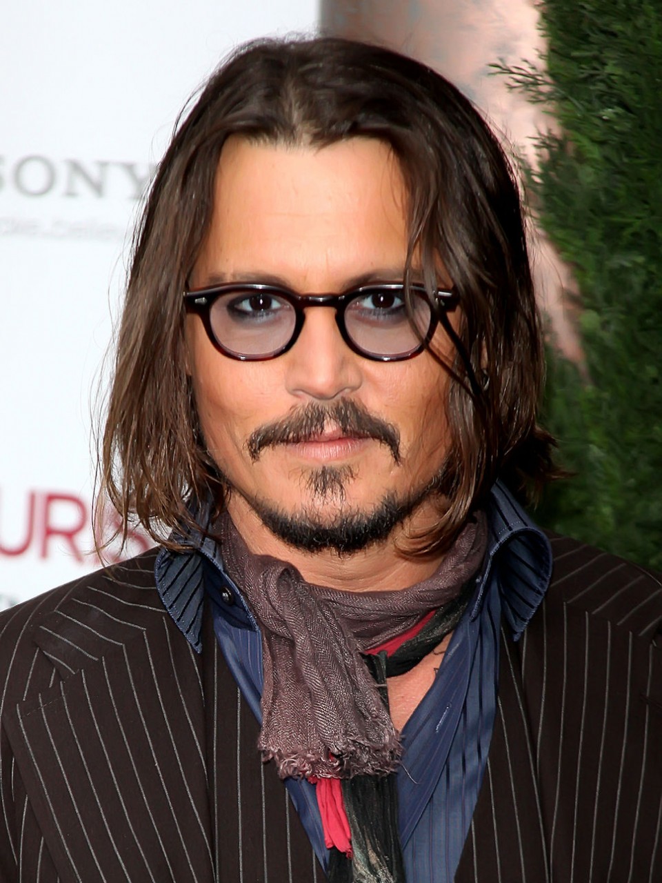 Johnny Depp, destrozado, carga a hombros el féretro de su amigo fallecido