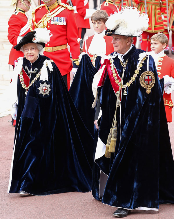 la reina Isabel II y el duque de Edimburgo durante la procesión anual de los miembros de la Orden de la Jarretera por delante del servicio en la Capilla de San Jorge, el Castillo de Windsor. 16 de junio de 2014