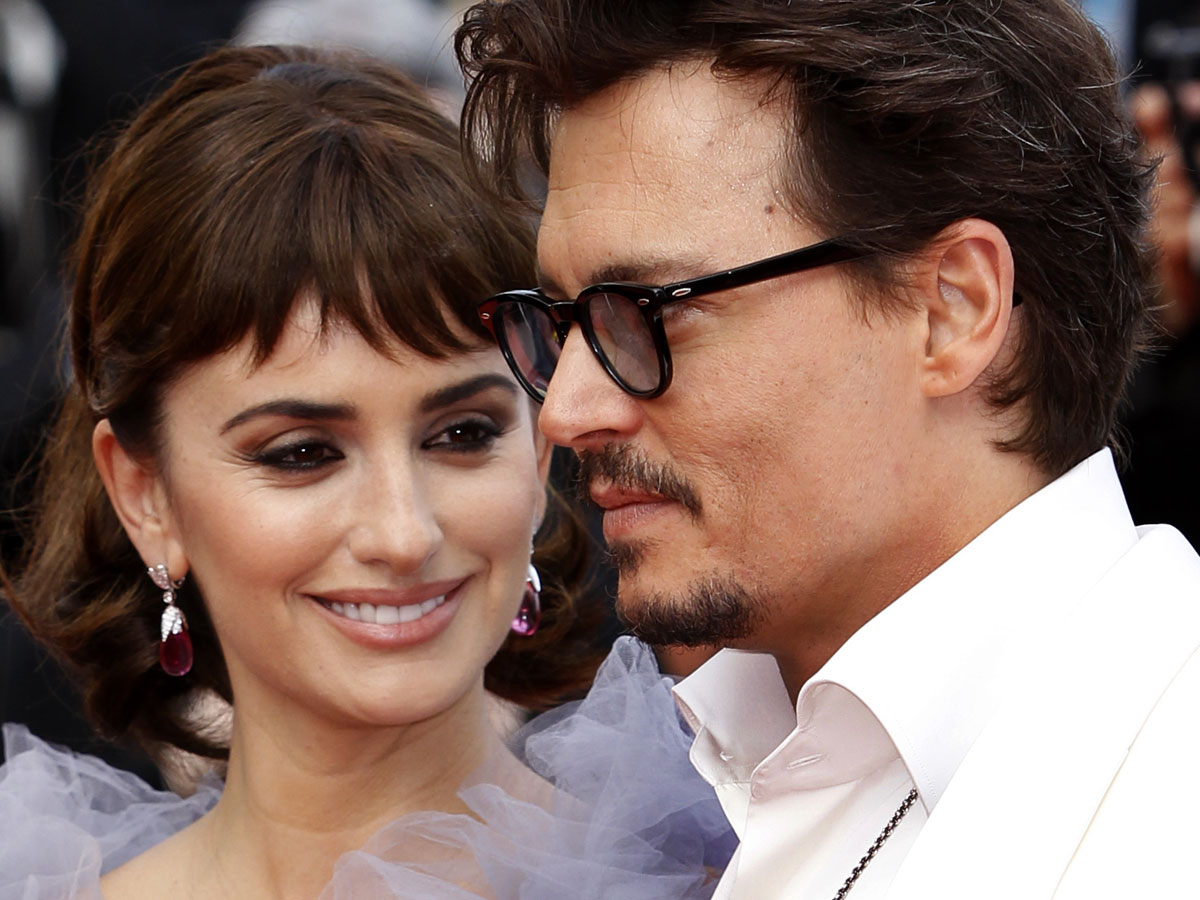 Беллучи и джонни депп. Пенелопа и Джонни. Penelope Cruz Johnny Depp. Пенелопа Крус и Вайнона Райдер. Джонни Депп и Пенелопа Крус любовь.